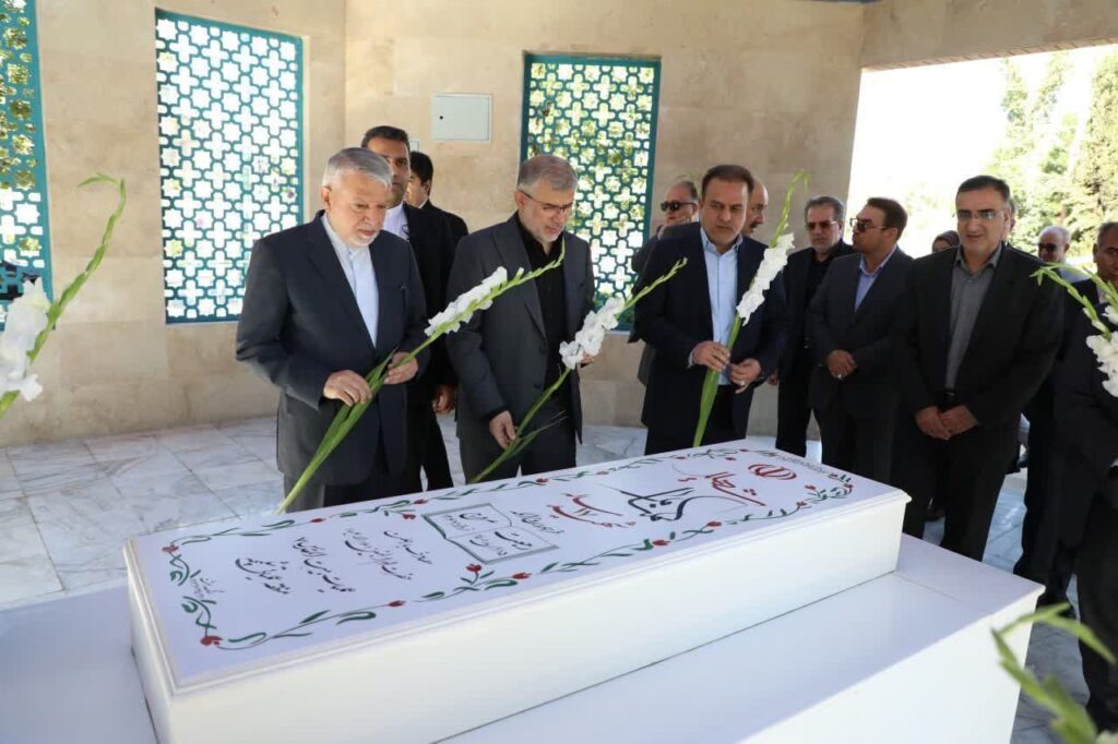 ادای احترام وزیر میراث‌فرهنگی، صنایع‌دستی و گردشگری به شهدای البرز!