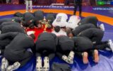 بوسه قهرمانان آسیا بر پرچم مقدس ایران