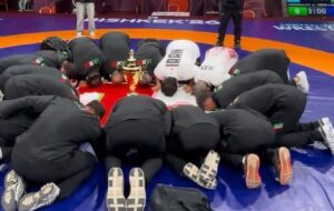 بوسه قهرمانان آسیا بر پرچم مقدس ایران بوسه قهرمانان آسیا بر پرچم مقدس ایران