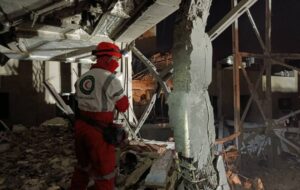 نجات ۹۶۰ نفر از زیر آوار حملات هوایی دشمن متجاوز در تهران نجات ۹۶۰ نفر از زیر آوار حملات هوایی دشمن متجاوز در تهران
